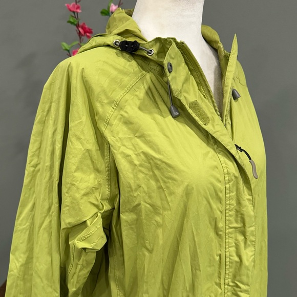 White Sierra Lightweight Rain Jacket - Picture 2 of 10